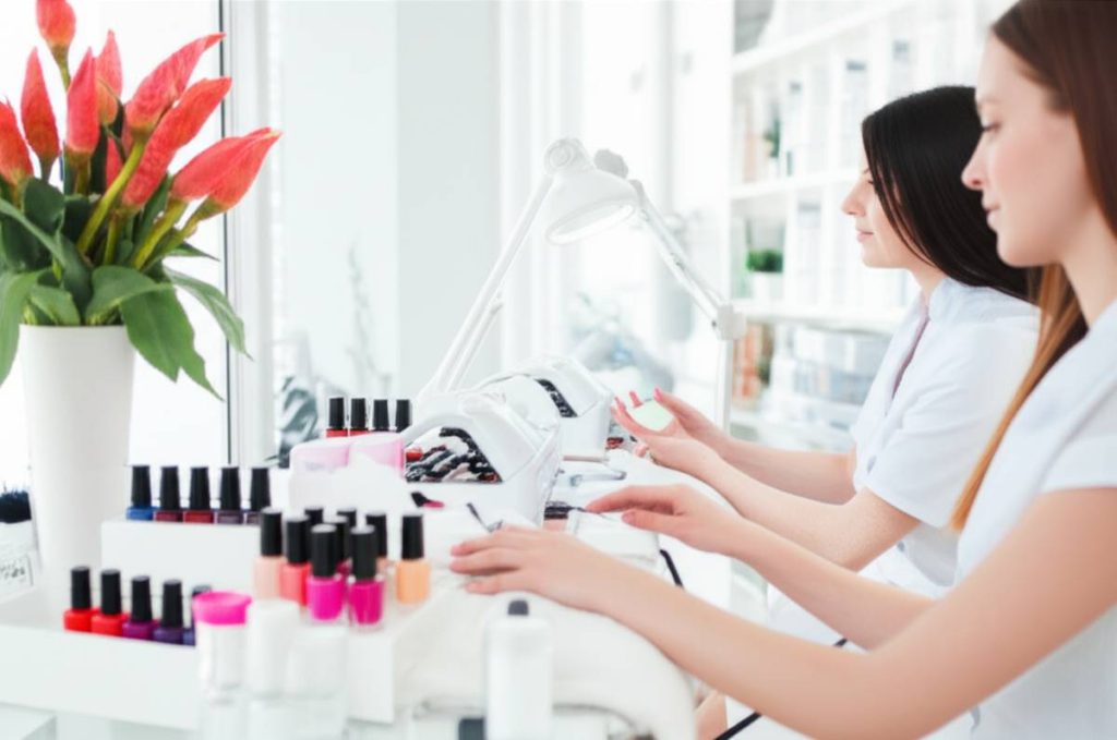 فضای داخلی مدرن کلینیک زیبایی گلبان با خدمات پوستی، مو، و ناخن