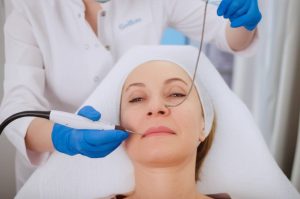 Endolift صورت در کلینیک گلبان: جوانسازی و رفع چین و چروک با لیزر